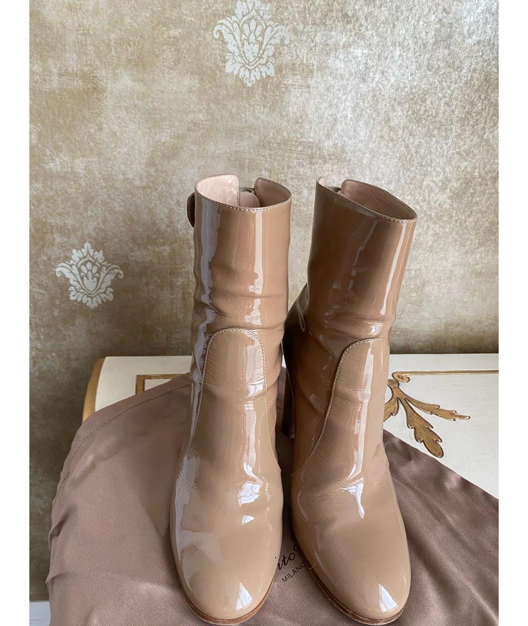 GIANVITO ROSSI Бежевые ботильоны из лакированной кожи, фото 8