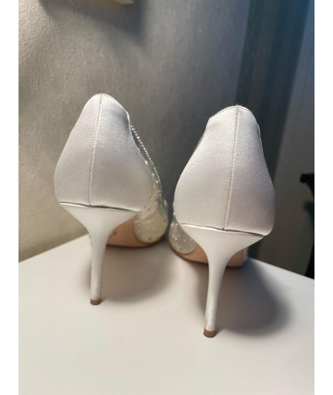 BADGLEY MISCHKA Белые текстильные свадебные туфли на высоком каблуке, фото 4