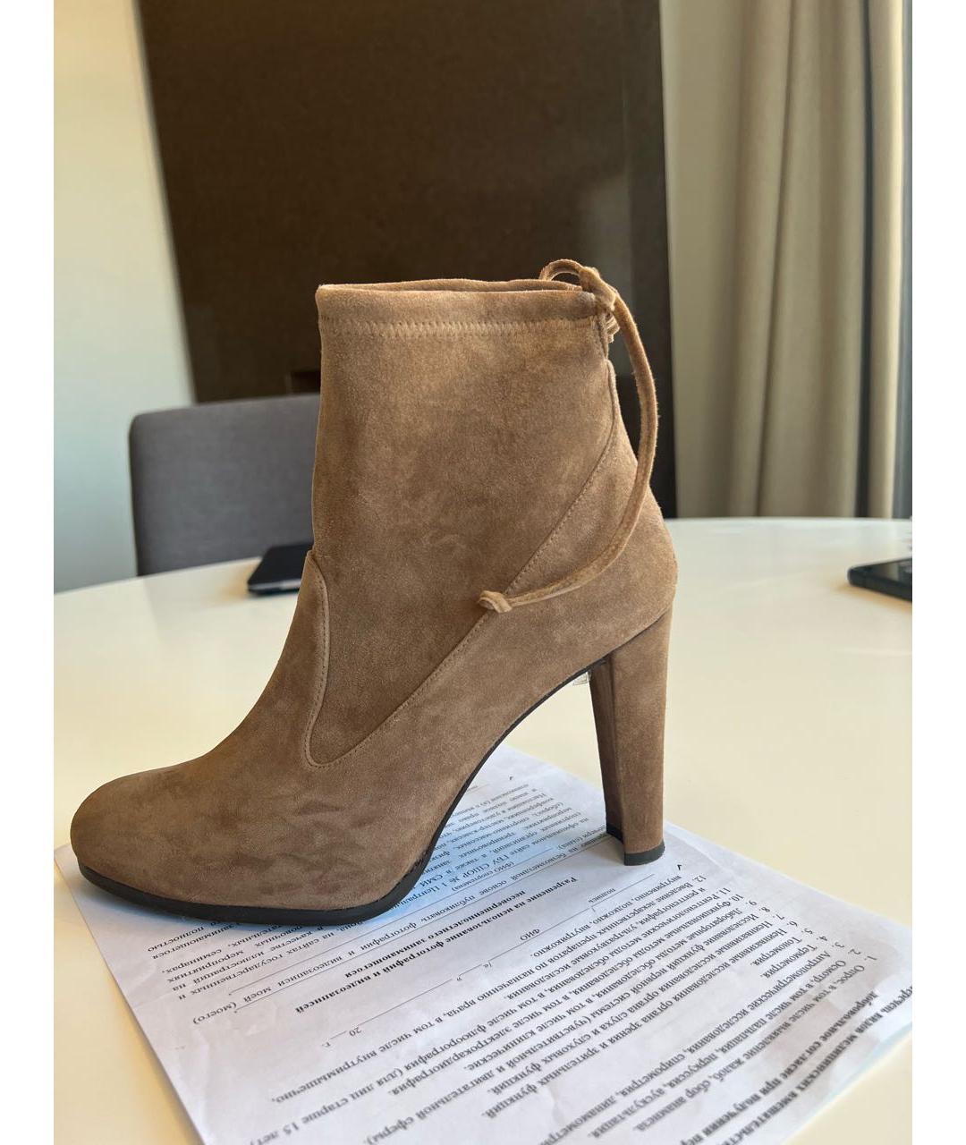 STUART WEITZMAN Бежевые замшевые ботильоны, фото 5