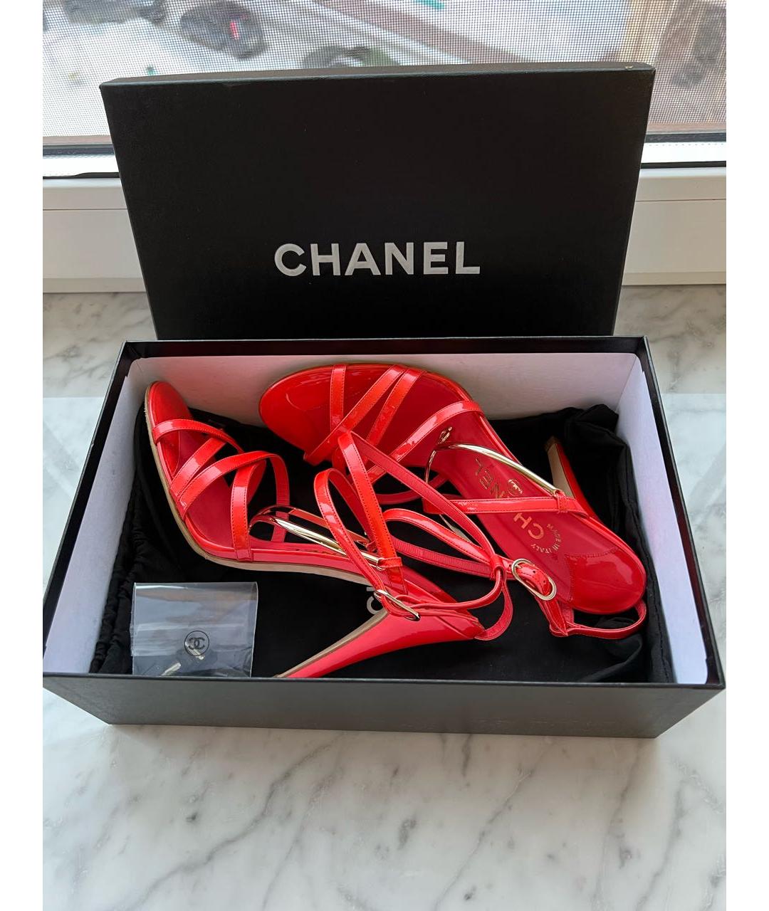 CHANEL Коралловые босоножки из лакированной кожи, фото 7