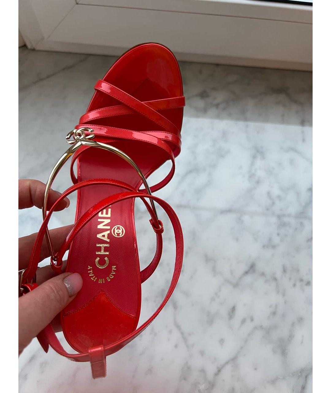 CHANEL Коралловые босоножки из лакированной кожи, фото 5