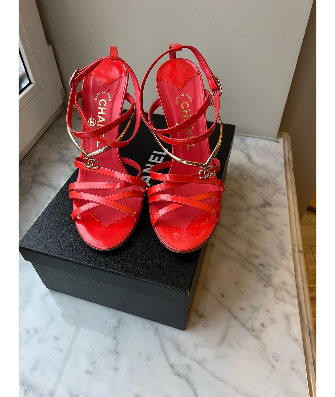 CHANEL Коралловые босоножки из лакированной кожи, фото 4