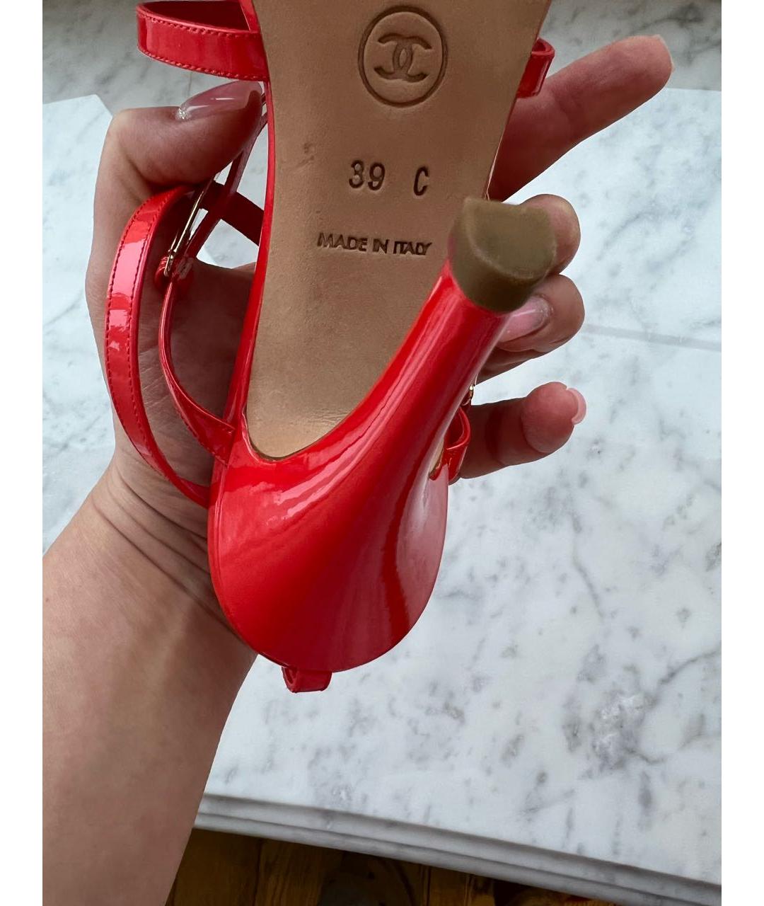 CHANEL Коралловые босоножки из лакированной кожи, фото 6