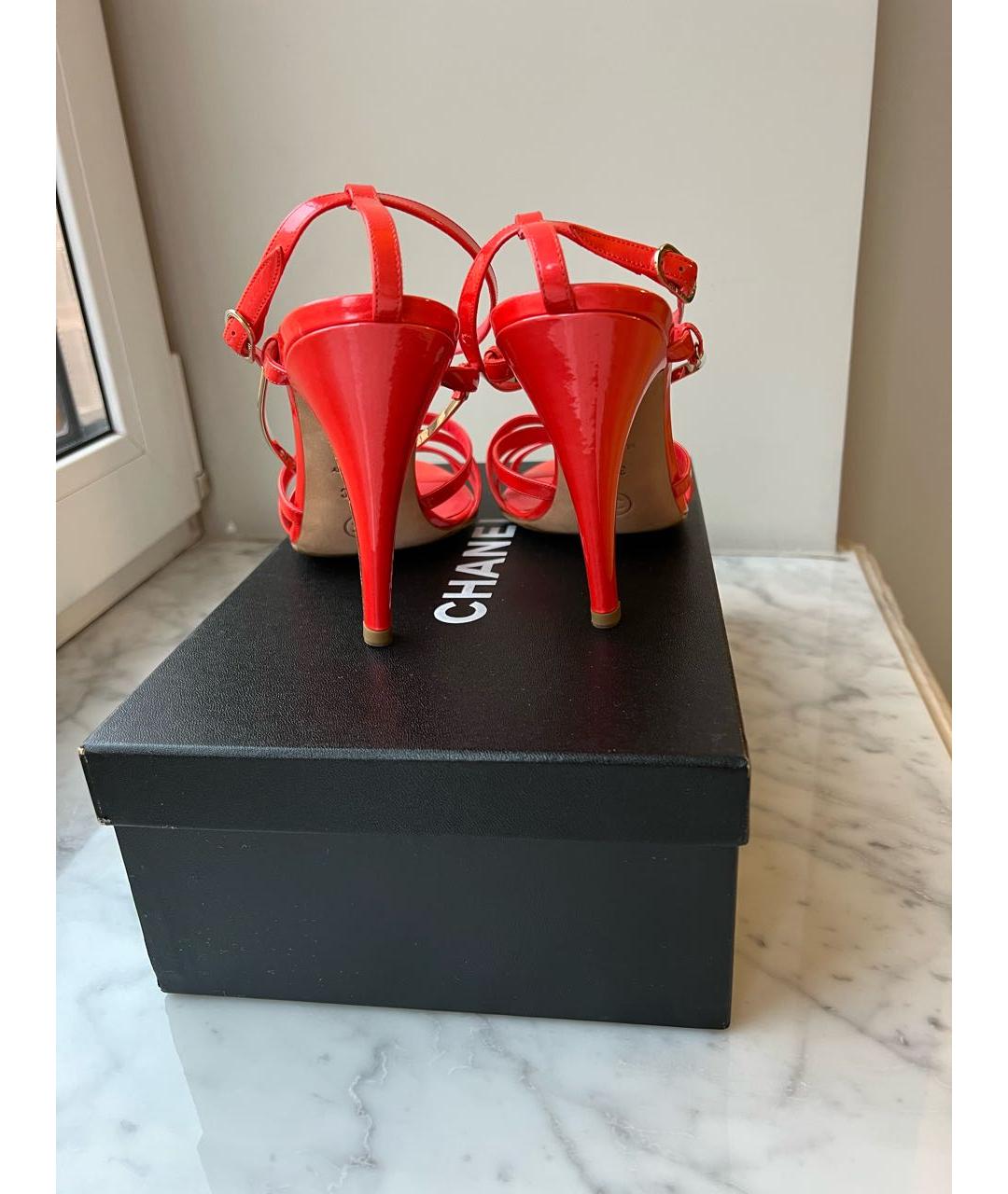 CHANEL Коралловые босоножки из лакированной кожи, фото 3