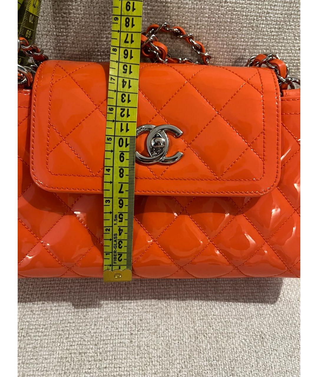CHANEL Оранжевая сумка через плечо из лакированной кожи, фото 4