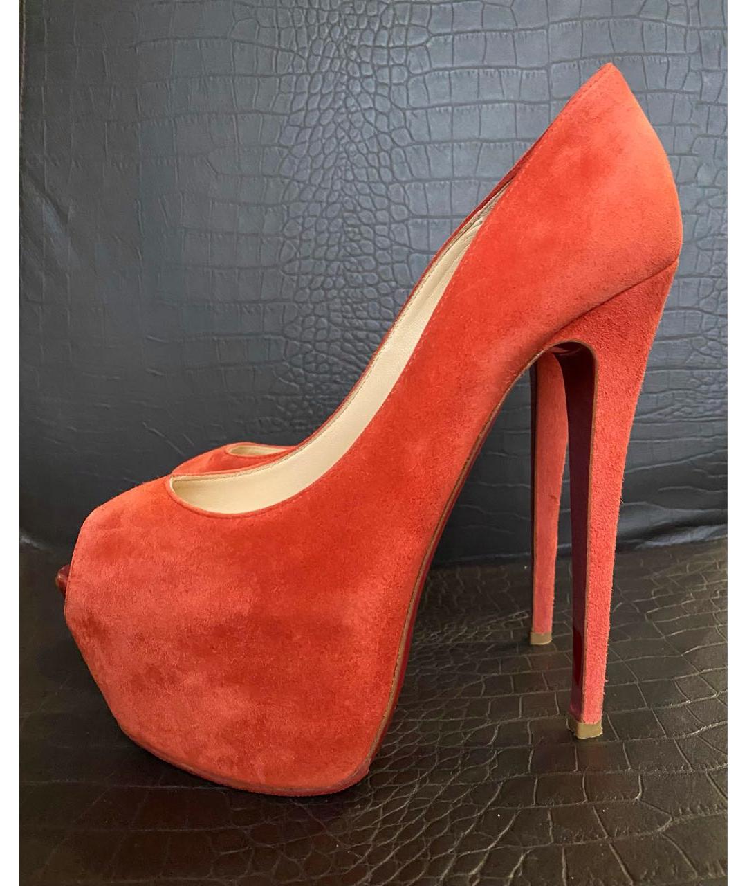 CHRISTIAN LOUBOUTIN Красные замшевые туфли, фото 2