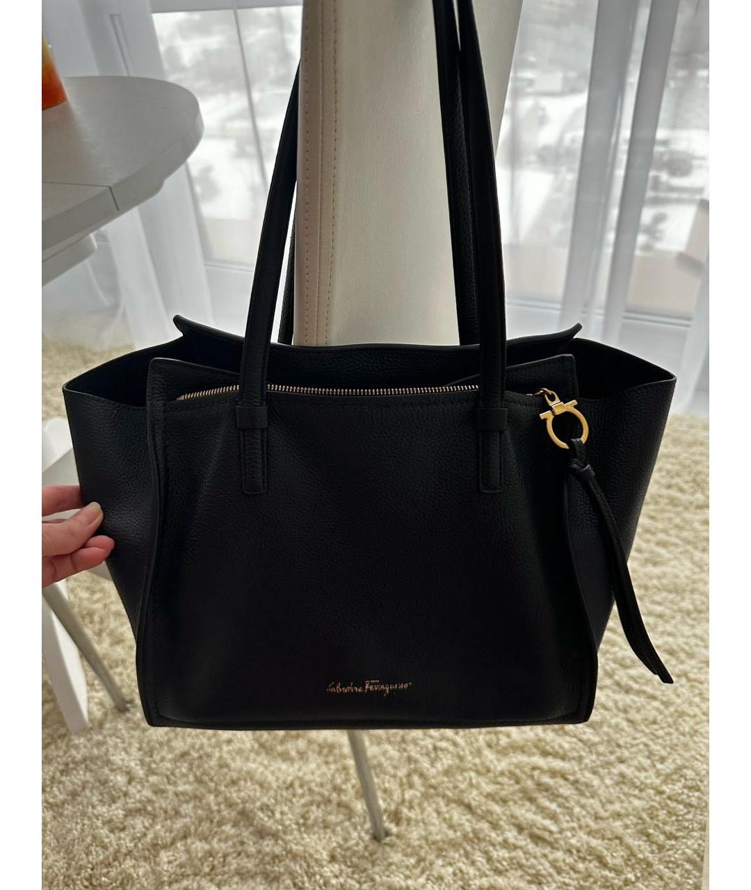 FERRAGAMO Черная кожаная сумка с короткими ручками, фото 9