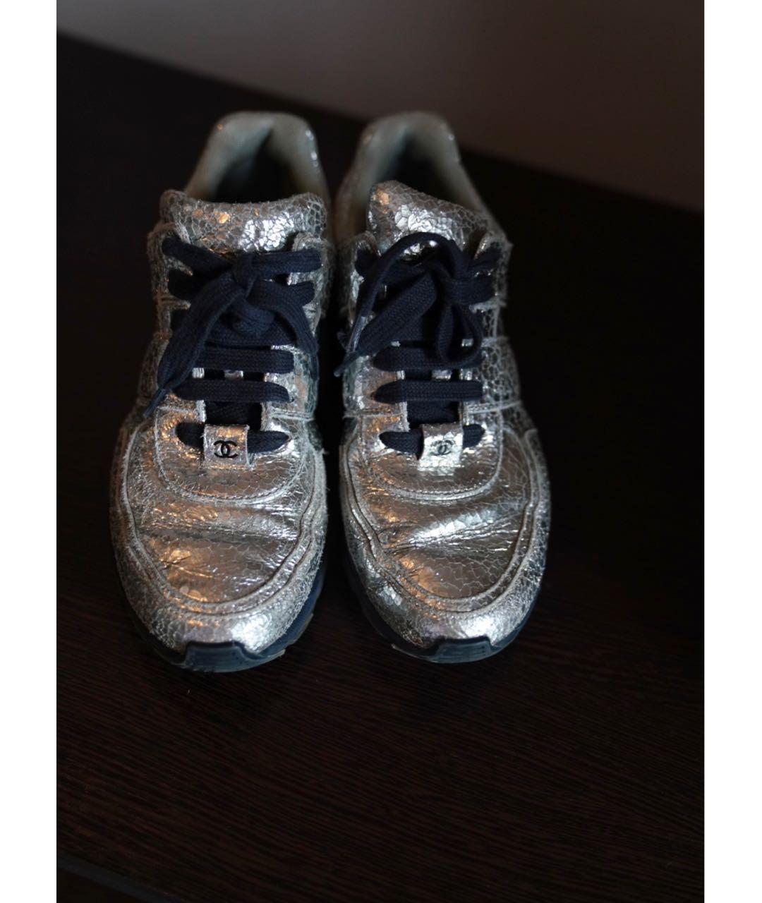 CHANEL PRE-OWNED Серебряные кожаные кроссовки, фото 3